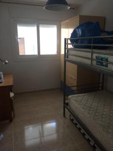 Łóżko lub łóżka piętrowe w pokoju w obiekcie Apartamento Mateos