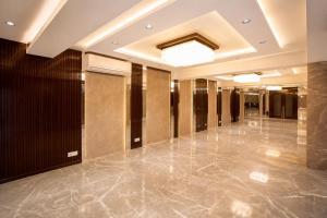 a lobby with a large marble floor at Evara-Meraki Inn in Kolkata +42 photos