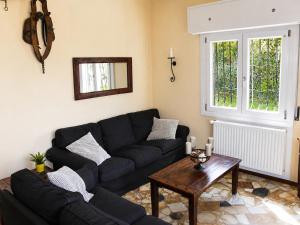 a living room with a black couch and a table at Sogno dOro in Germignaga