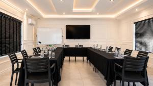 a conference room with a long table and chairs at Regent Heights Hotel in Johannesburg +32 photos