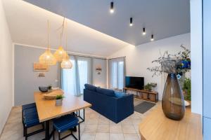 a living room with a table and a blue couch at Elbitat Wellness&Spa in Bagnaia