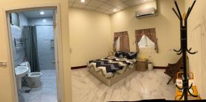 a bedroom with a bed and a bathroom with a shower at 蘭姐的民宿 in Taitung City