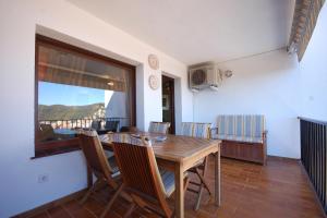 Televízia a/alebo spoločenská miestnosť v ubytovaní LETS HOLIDAYS SEA VIEWS APARTMENT & POOL in SA GABARRA