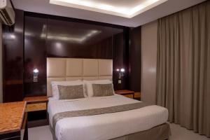 a bedroom with a large bed in a hotel room at Al Muhaidb Residence Al Takhasossi 2 - Economic in Riyadh +76 photos