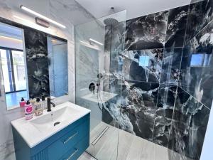 a bathroom with a sink and a shower and a mirror at Central Luxury Rooms in Alikanas +97 photos