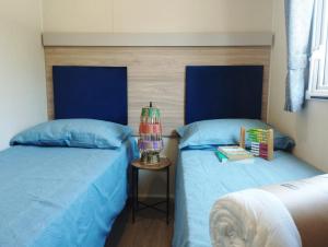 a bedroom with two beds and a lamp on a table at The Hillside Lodge in Pizarra +23 photos