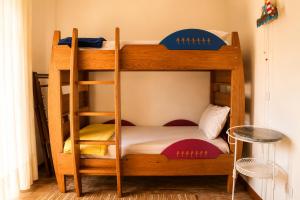 a bunk bed with a ladder and a bunk bed with a bunk bed at Casa da Cuca in Fão