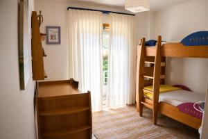 a bedroom with two bunk beds and a window at Casa da Cuca in Fão