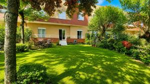 a house with a lawn in front of it at Casa da Cuca in Fão