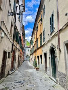 an empty alley with buildings and a cobblestone street at Historic Center Cottage Style Apartment in Pontremoli