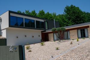 a house with a gravel yard in front of it at Villa Travessa das Lages in Vieira do Minho
