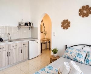 a kitchen and living room with a bed and a sink at Puerto Porto Koufo in Porto Koufo