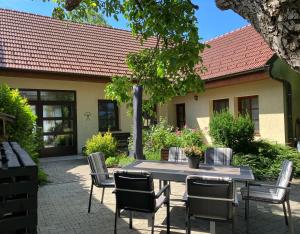 a table and chairs in front of a house at Grüne Oase Illmitz in Illmitz