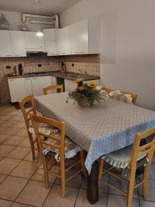 a kitchen table with a vase of flowers on it at levIole in Belfiore