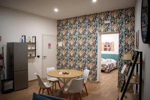 a room with a table and chairs and a bedroom at LIONS ROOMS Augusta in Augusta