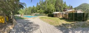 a yard with a house and a swimming pool at El Chate in Sarvisé