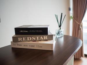tre libri appoggiati su un tavolo di Tittower a Bangkok