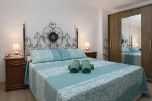 a bedroom with a bed with two towels on it at Cal Folquer in Alentorn