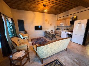 a living room with a couch and a kitchen at Duruer Living Home in Ürgüp