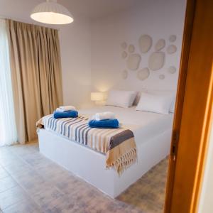 a bedroom with a bed with two towels on it at PhώS Casa Lachania in Lachania