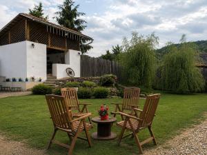 a group of three chairs and a table in a yard at Mátrai pincés udvar in Mátramindszent