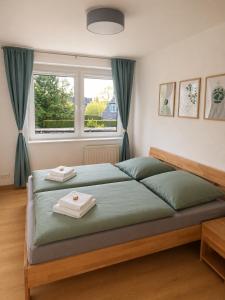 a bedroom with a bed with two towels on it at FeWo Auszeit eigene große Terrasse mit Strandkorb und Grill in Wesel