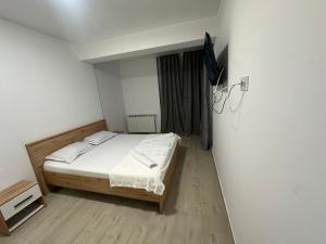 a small bedroom with a bed and a window at Apartament Meraki Resort&Spa in Năvodari