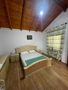 a bedroom with a bed and a wooden floor at Sinan moraci in Dukat