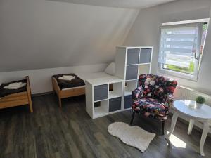 a small room with a chair and a desk at Ferienhaus am Bethlehem Kanal in Papenburg