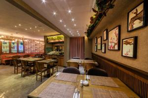 a restaurant with tables and chairs and a bar at Ayramin Deluxe Hotel - Anex in Istanbul
