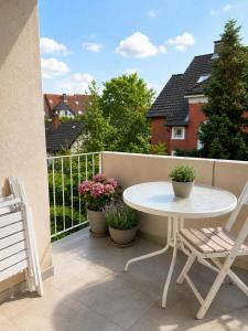 a patio with a table and chairs on a balcony at Gemütliche und Zentrumsnahe Wohnung in Goslar in Goslar