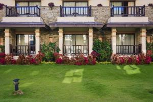 Κήπος έξω από το Atithi Resort & Spa
