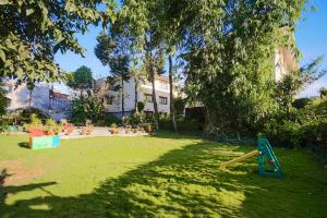 Κήπος έξω από το Atithi Resort & Spa