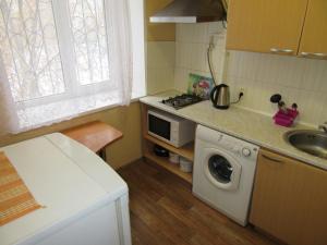 ペルミにあるApartments On Leninaの小さなキッチン(洗濯機、シンク付)