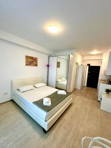 a bedroom with a large bed and a mirror at Mario Summerland Property in Mamaia