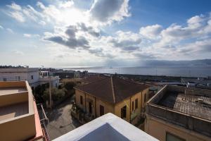 une vue aérienne d'un bâtiment avec vue sur l'eau dans l'établissement La casa di Eolo, à Villa San Giovanni