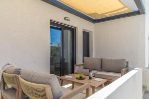 a living room with a couch and a table at Ostria Vento in Pollonia
