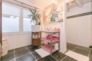 a bathroom with a sink and a mirror at d'Oude Smidse in Zuienkerke