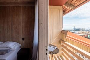 ein kleines Zimmer mit einem Bett und einem Balkon in der Unterkunft Zunda in Nida + 43 Fotos
