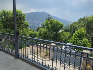 a balcony with a view of the mountains at Panchsheel Villa Bhimtal in Bhīm Tāl
