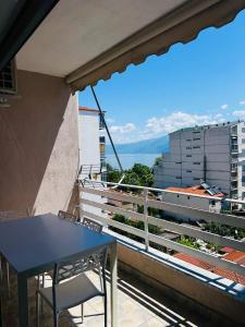 a table and chairs on a balcony with a view at Mollys2apartment in Pogradec