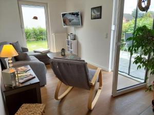 ein Wohnzimmer mit Sofa und Sessel in der Unterkunft FeWoMeißner in Wittingen