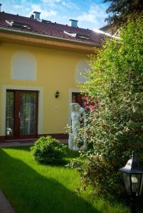 eine Statue im Hof eines Hauses in der Unterkunft BL.Apartmanház II. in Szeged