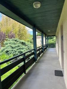 a walkway leading down to a building with a fence at Studio ensoleillé avec piscine in Cazaubon