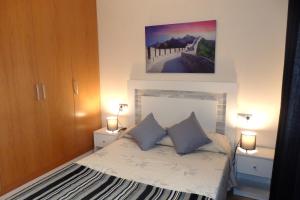 En eller flere senge i et værelse på MEDDAYS APARTAMENTO MAR DE LAURIA + 13 billeder