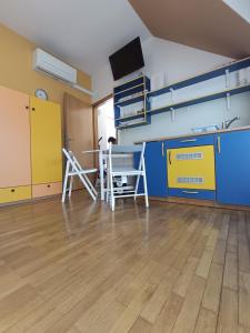 a room with a kitchen and a table and chairs at Studio Celjeapp in Celje