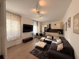 a living room with a couch and a table at Superbe 4 pièces luxueux in Fleury-les-Aubrais