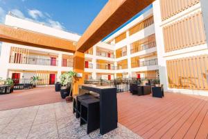 ein Gebäude mit Tischen und Stühlen auf einer Terrasse in der Unterkunft Dmall Hotel in Kigali
