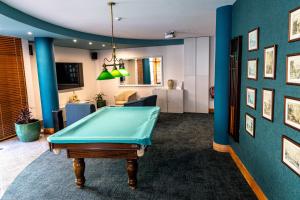 a pool table in a living room with blue walls at Aparthotel Imperatriz in Funchal