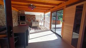 eine Küche mit offener Tür zur Terrasse in der Unterkunft Chalet Alina in Borşa